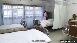 Медсестра Мария Оно дрочит и сосет член пациента больницы
