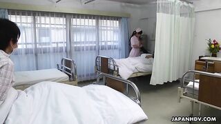 Медсестра Мария Оно дрочит и сосет член пациента больницы