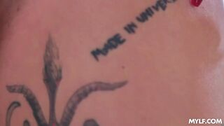 Татуированная милфа Китана Монтана кайфует от страстного секса