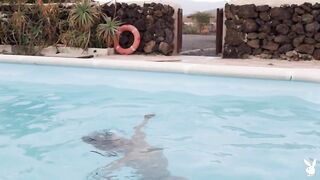 Прохлада бассейна спасает разгоряченное тело мулатки Агаты