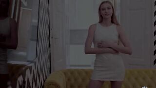 Русская блондинка Иви Рейн сладко стонет во время мастурбации
