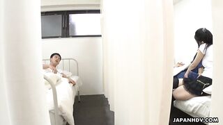 Молодая японка Ако Нишино трахается в больнице с соседом бойфренда