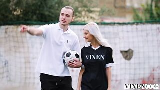 Капитан команды VIXEN забил гол в ворота сексуальной фанатки Евы Эльфи