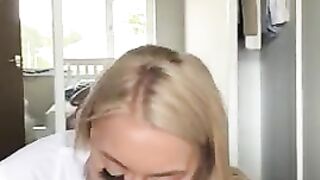 Elle Brooke отсасывает хуй и получает камшот между сисек
