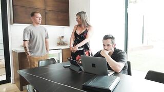 Пасынок выполнил анальную работу с мачехой Кори Чейз вместо папки