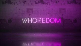 Терпила муж подглядывает за еблей жены с негром в туалете клуба