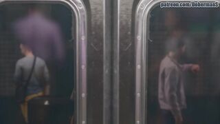 Извращенец в метро трахнул пальцами и хуем киску телки на спор