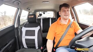 Лаки Би наслаждается случайным сексом в машине с инструктором по вождению