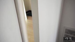 Крошка с огромными дойками Хлоя Бэнг дала подглядывающему соседу