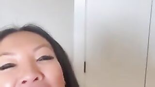 Сисястая азиатка Аса Акира взяла на клык у своего хахаля перед еблей