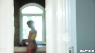 Утренний секс будильник горячей негритянки Роми Инди разбудил бойфренда