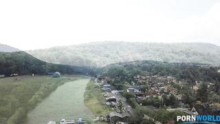 Деревенская девка-дроворуб Дженнифер Мендес ебется в две дырки с неграми