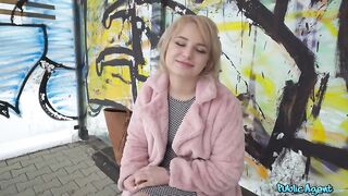 Секс знакомство на автобусной остановке с милой блондинкой Ванесс Куин