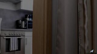 Моложавая русская мамка Кайли Грин сладко мастурбирует на кухне