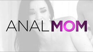 Взрослый пасынок трахнул в задницу сексуальную мачеху Кристал Раш