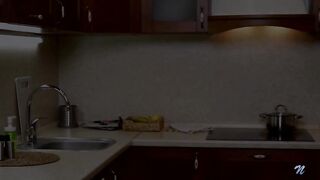 Натуральная русская милаха Алексия теребонькает на кухне и кончает