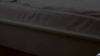 Горячая мамка Кайли Грин смотрит прон на телефоне и елозит пипиську