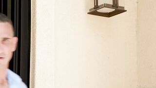 18-летняя эксгибиционистка Маккензи Мейс ебется с другом отчима