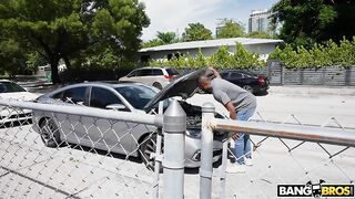 Масляный массаж сисек Рейган Лаш перед еблей с черным незнакомцем