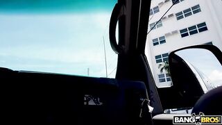 Молодая американка Белла Форбс сосет большой член за большие деньги