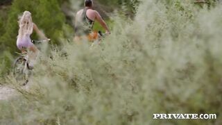 Русская милашка Тори Свити трахается с другом после велопрогулки в горах