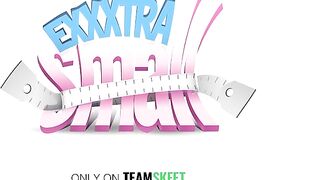 Миниатюрная Китти Кэм приготовила мужу сочный подарок на годовщину свадьбы