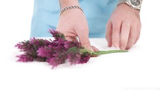 Эротический массаж всего тела возбуждает русскую милашку Бэби Бэмби