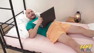 Спасательная секс операция Мари Галор с застрявшим лысым дрочуном