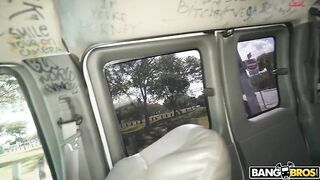 Охотница за членами Алекс Коул соблазняет мужиков на секс в автобусе