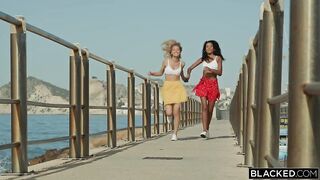 Подружки Миа Никс и Келли Коллинз учатся делать минет на огромном пенисе