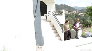 Садовник Рамон Номар чпокает на диване Пенелопу Кей на глазах ее отчима