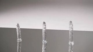 Бритая киска украинки Эни Молоко проходит испытание фаллоимитаторами