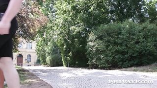 Брюнетка Мэдди Блэк с двумя неграми изменяет парню с маленьким членом