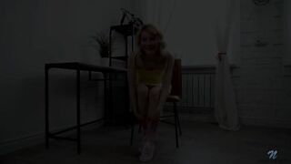 Кудрявая русская блонда Поли Уайт сует проворные пальцы в вагину