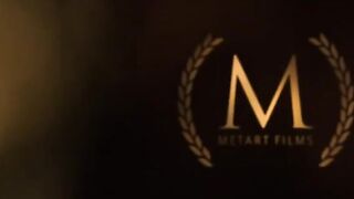 Жопастая сучка Гия Твориччели дрочит пилотку пальцами в резинке