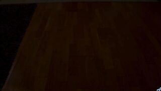 Зрелка Шэрон Уайт осуществляет свою мечту мастурбируя на кухне