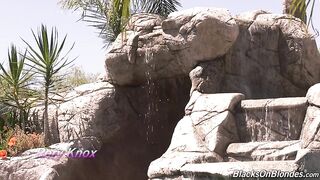 Белобрысая давалка Рори Нокс ебется у бассейна с чернокожим хахалем