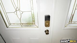 Идеальная горничная Дора Белль любит трахаться, если ей заплатить