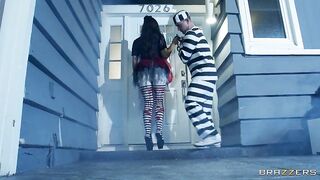 Старая ведьма Рита Дэниелс трахается на Хэллоуин с бойфрендом внучки