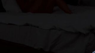 Красотка в возрасте Черри Кисс стонет и дрожит от фрикций вибратора