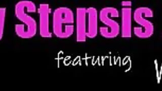 Член скелета на Хэллоуин делает счастливыми подруг Миа Кей и Молли Литтл