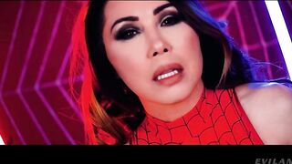 Женщина-паук Кианна Диор получила двойную порцию жидкой паутины на лицо