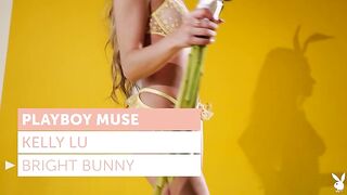 Яркий кролик Playboy Келли Лу раздевается на эротической фотосессии