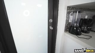 Генеральная уборка анальной дырочки грязной служанки Эмбер Сноу