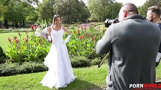 Невеста Ребекка Вольпетти получила большой член ассистента фотографа в очко