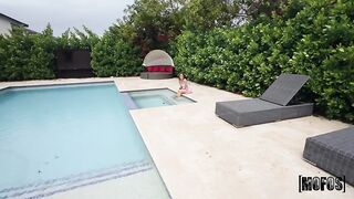 ДжейМак старается не сломать большим членом узкую писю Вайолет Гемс