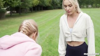 Спортсменки Эми Дукс и Барби Брилл трахаются со страпоном в парке