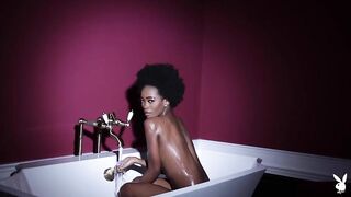 Худенькая негритянка из Playboy Алисия сексуально принимает ванну