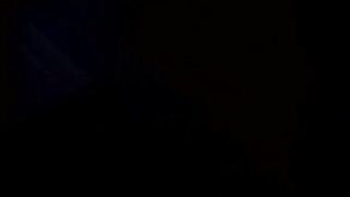 Куколка Софи Отис дрочит вибратором киску перед прогулкой в парке