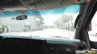 Загорелая шлюшка Баби Стар получила бабосы за секс в микроавтобусе